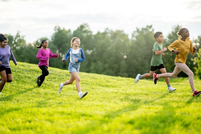 Rozgrzewka, kontuzje i ochrona przed słońcem u małego sportowca